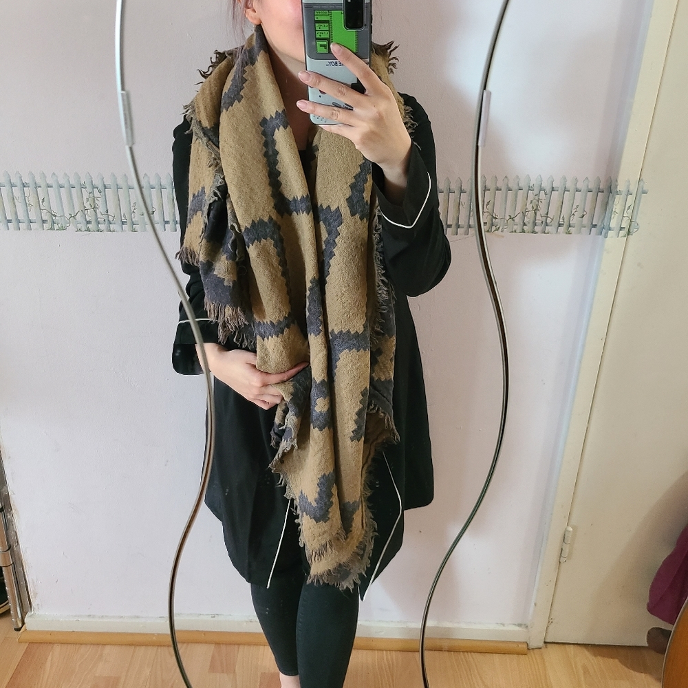 Aritzia Wilfred Diamond Mosaic Blanket Scarf